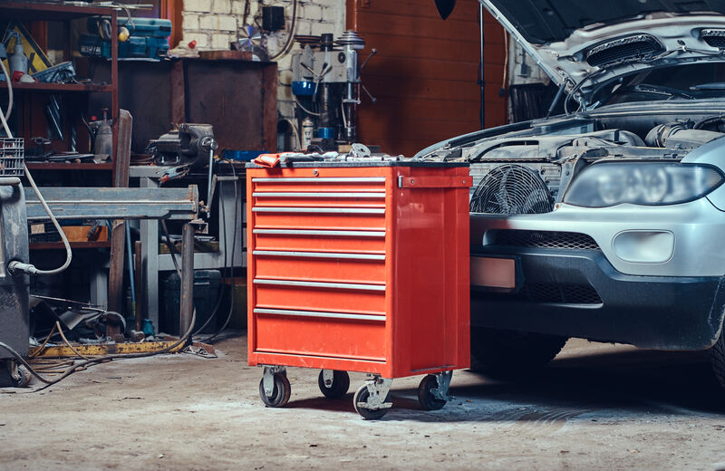 Professional engine repair tools at Euro Motor Clinic